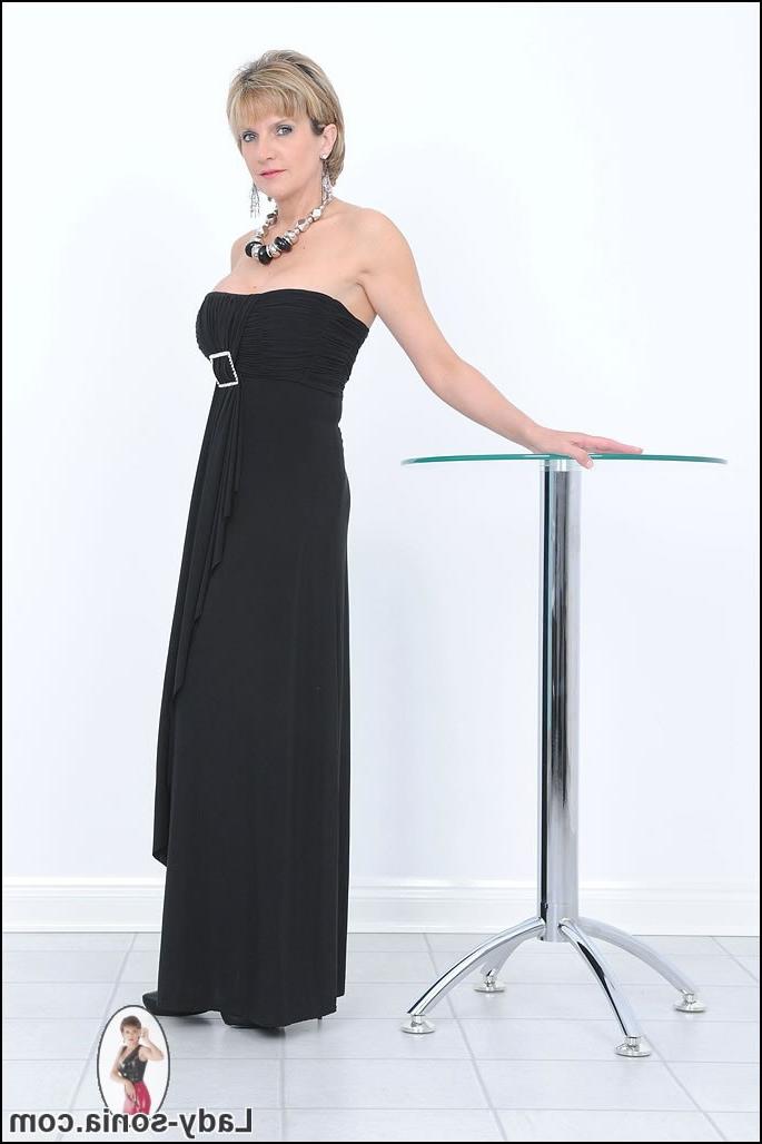 15P Gorgeous glamorous leggy milf Lady Sonia