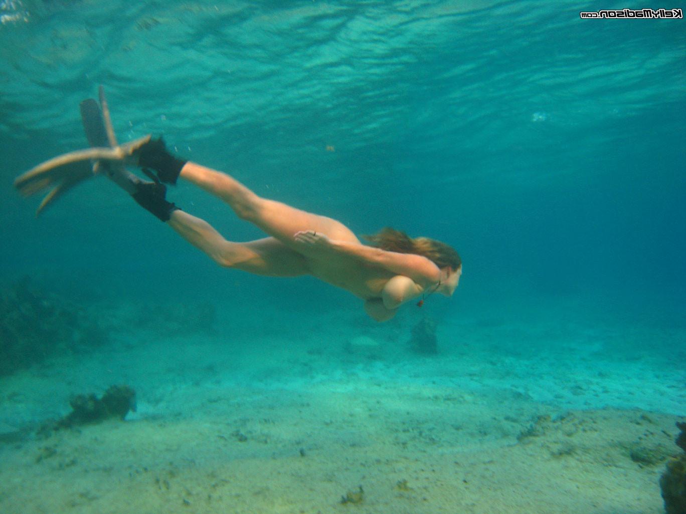 16P Kelly gets naked underwater and touch her twat