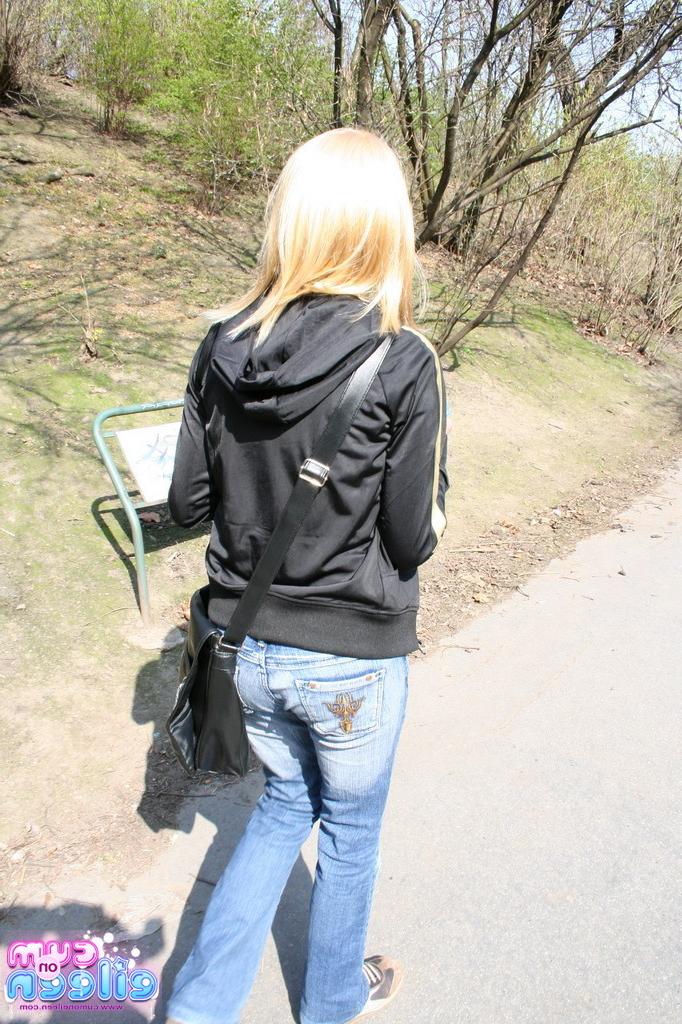 16P Busty blonde in public