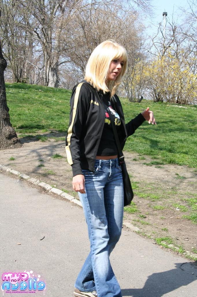 16P Busty blonde in public