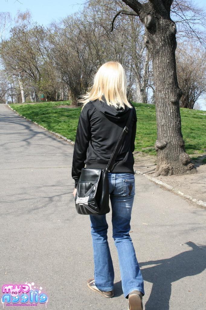 16P Busty blonde in public