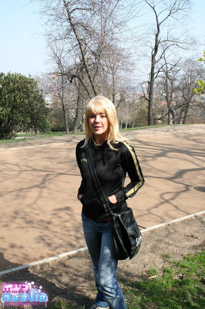 16P Busty blonde in public