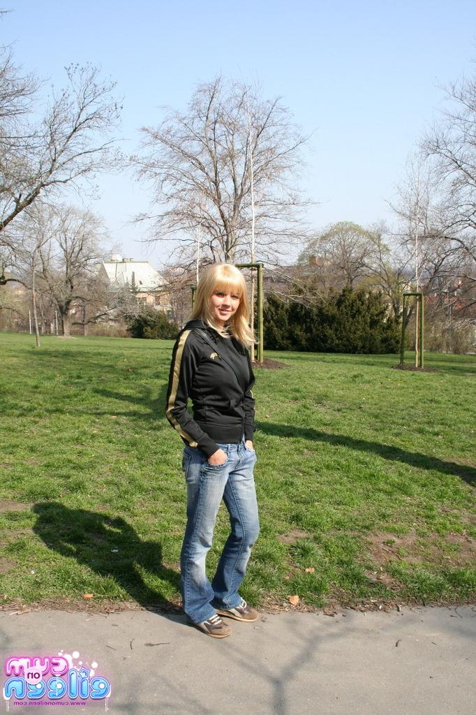 16P Busty blonde in public