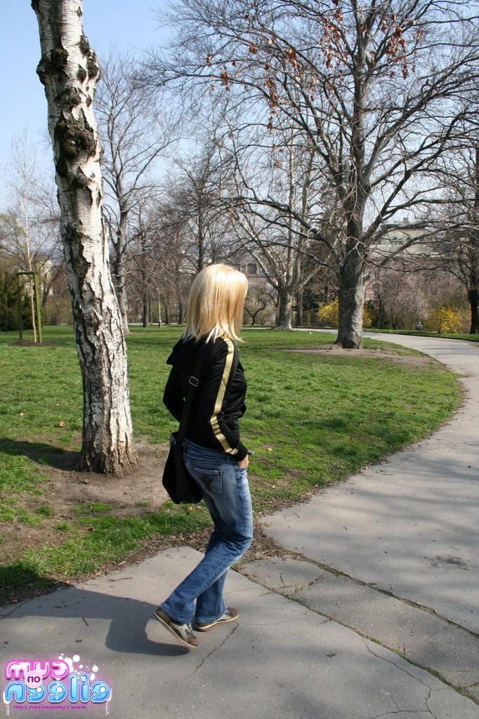 16P Busty blonde in public