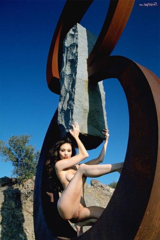 16P Big breasted brunette Lynn Thomas posing outdoors