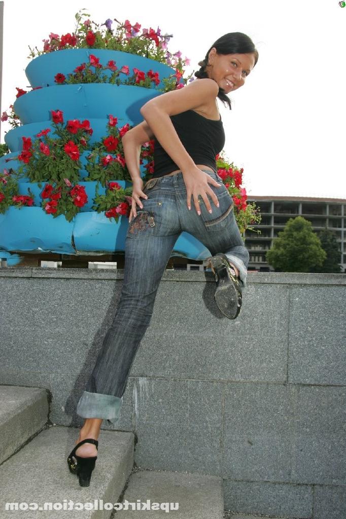 15P Girl in tight jeans fools around and shows ass in public