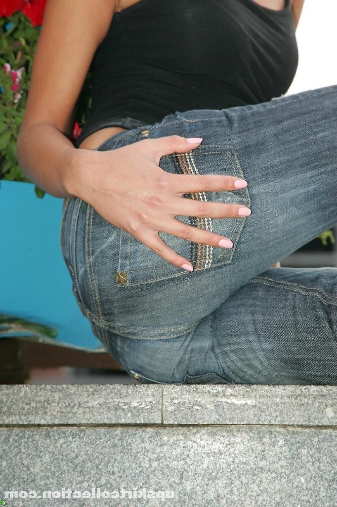 15P Girl in tight jeans fools around and shows ass in public