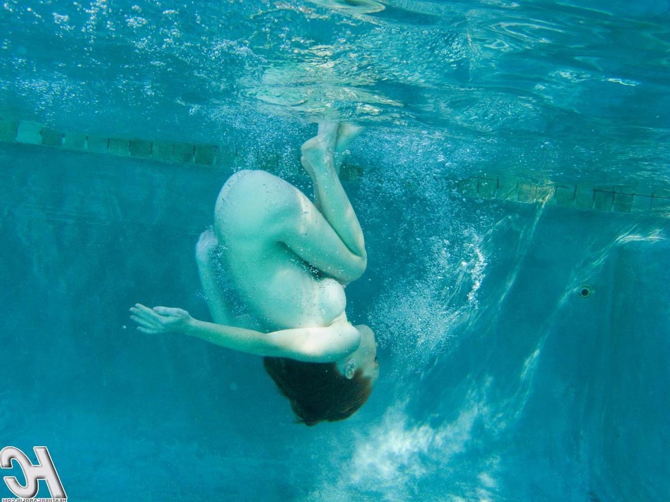 15P Heather Carolin spreads her pussy underwater