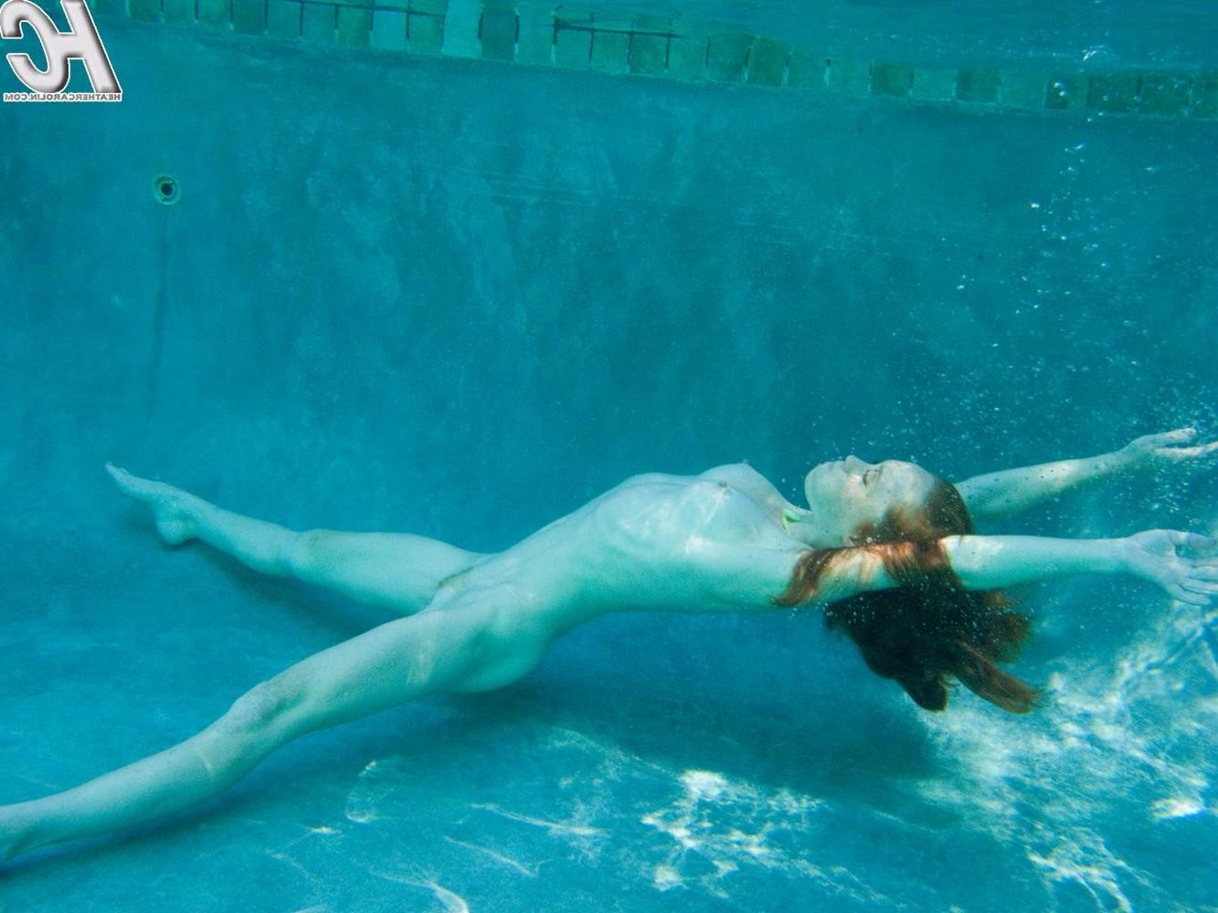 15P Heather Carolin spreads her pussy underwater