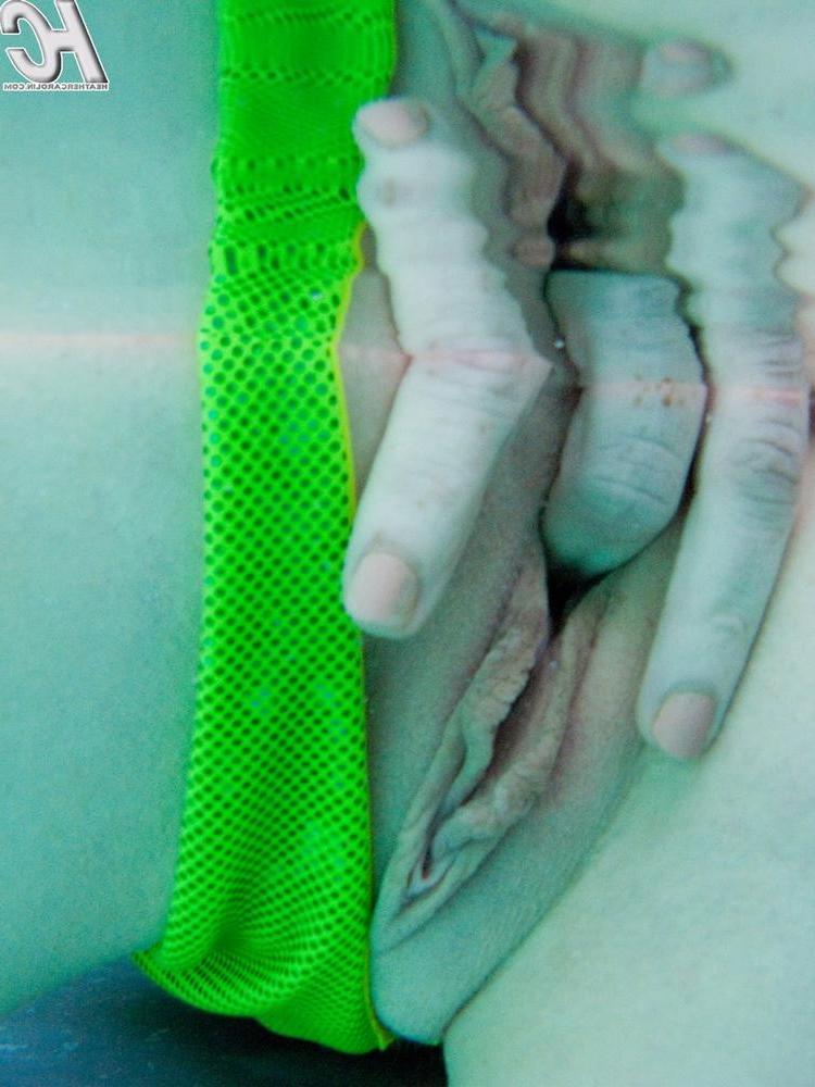 15P Heather Carolin spreads her pussy underwater