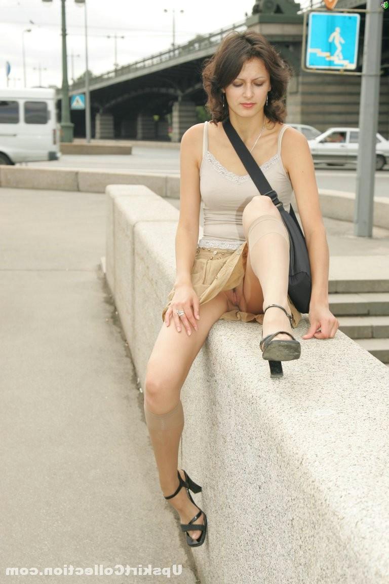 15P Hot trimmed pussy shot when chick walks around the town