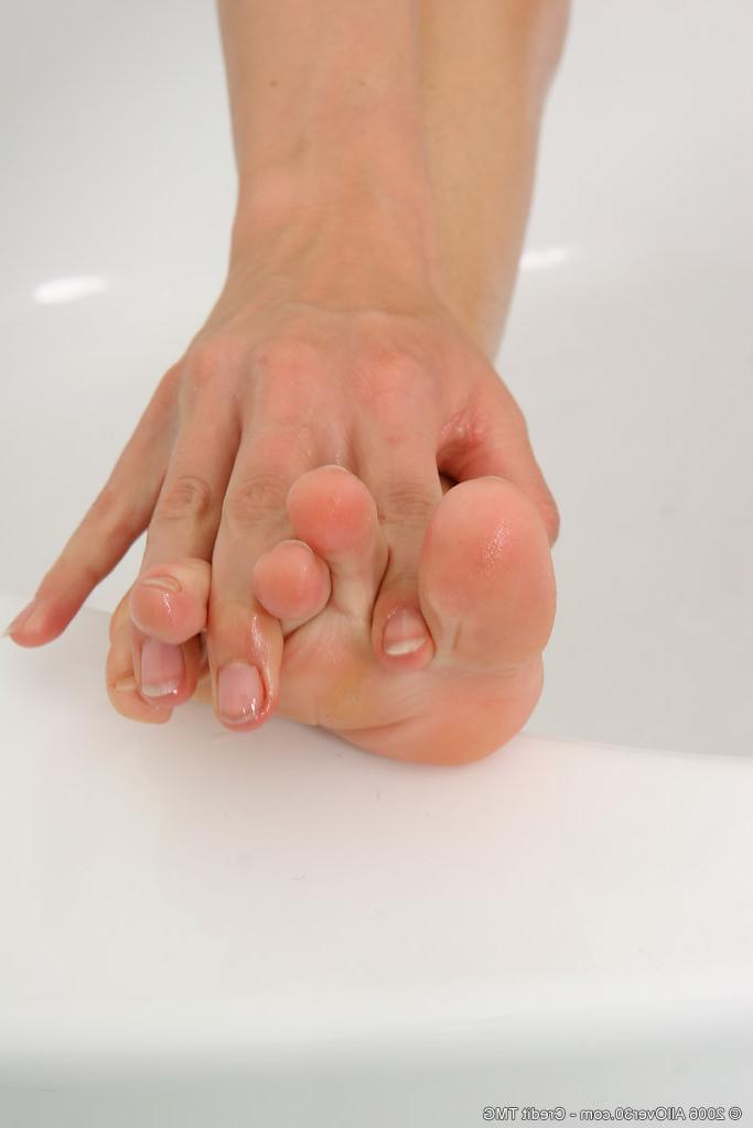 16P foot fetish 30 year old hottie in bikini taking a shower