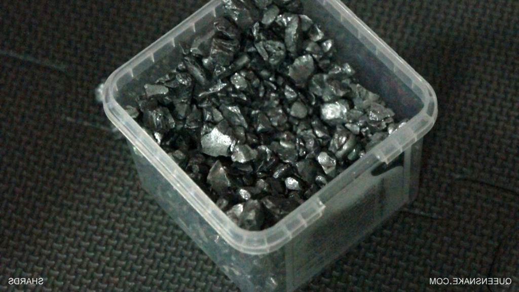 16P queensnake filling her pussy with ice cubes