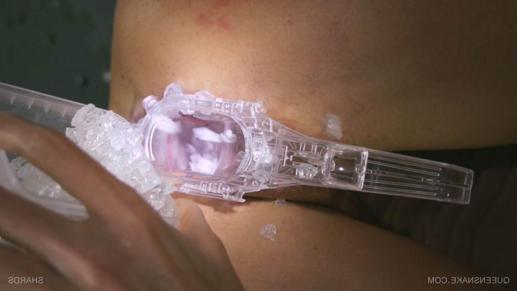 16P queensnake filling her pussy with ice cubes