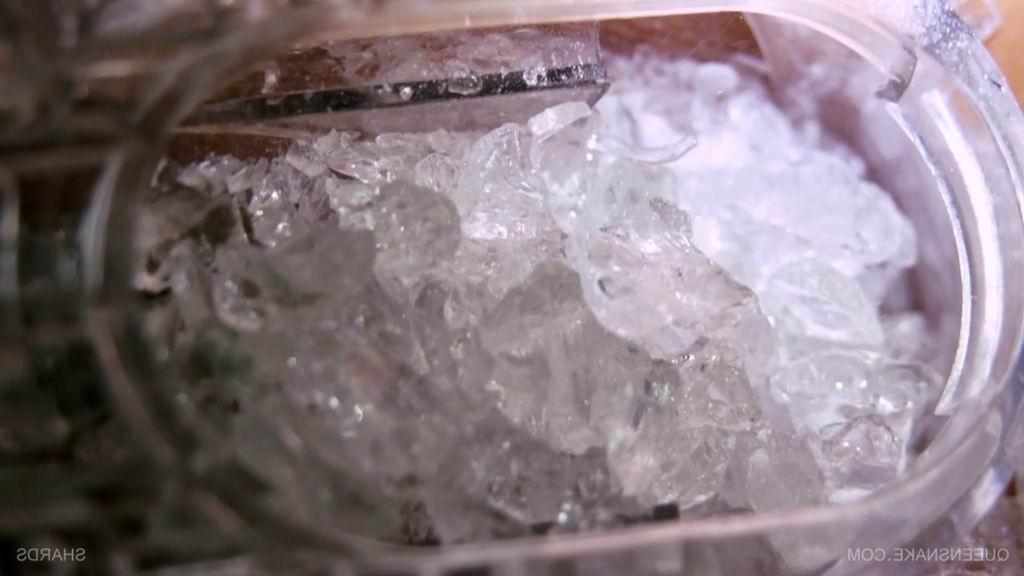 16P queensnake filling her pussy with ice cubes