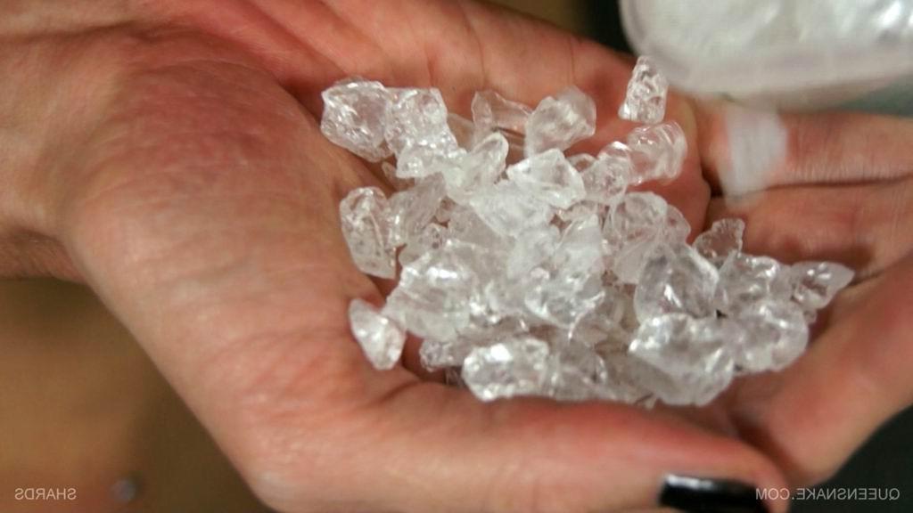 16P queensnake filling her pussy with ice cubes