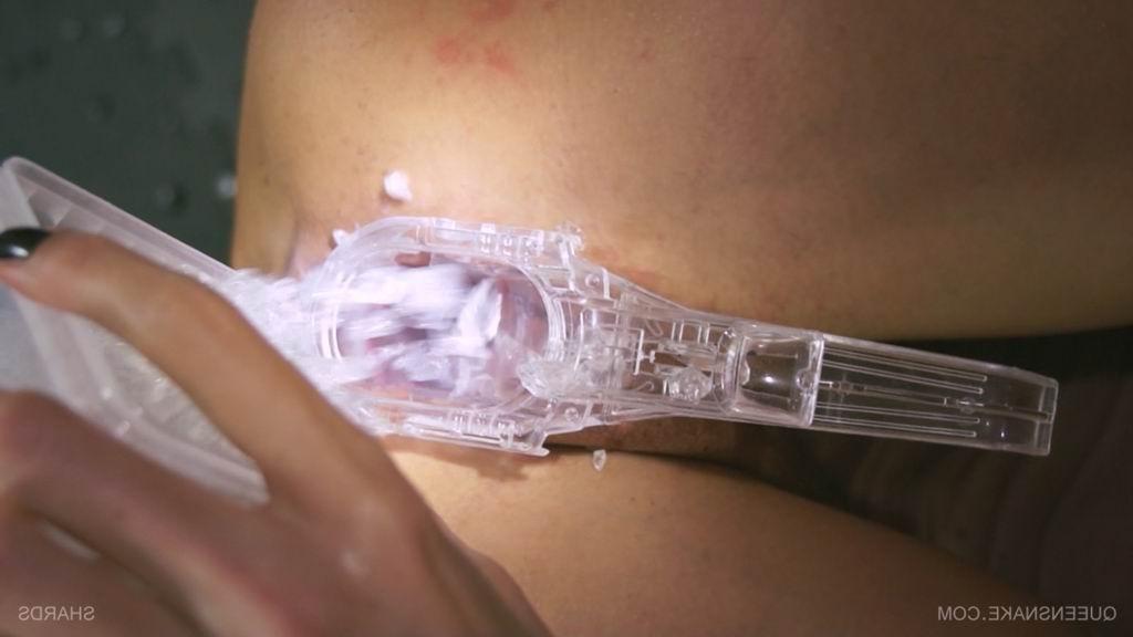 16P queensnake filling her pussy with ice cubes