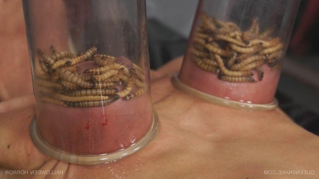 16P skinny woman inserts worms up her vagina