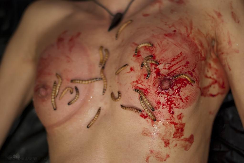 16P skinny woman inserts worms up her vagina