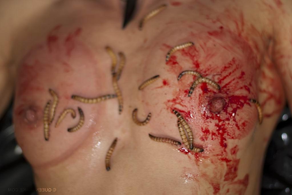 16P skinny woman inserts worms up her vagina