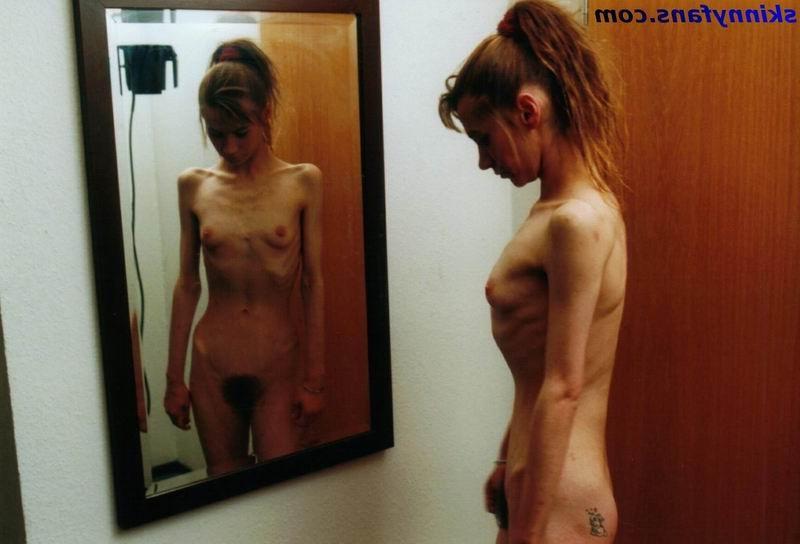 16P anorexic girls showing off their goodies