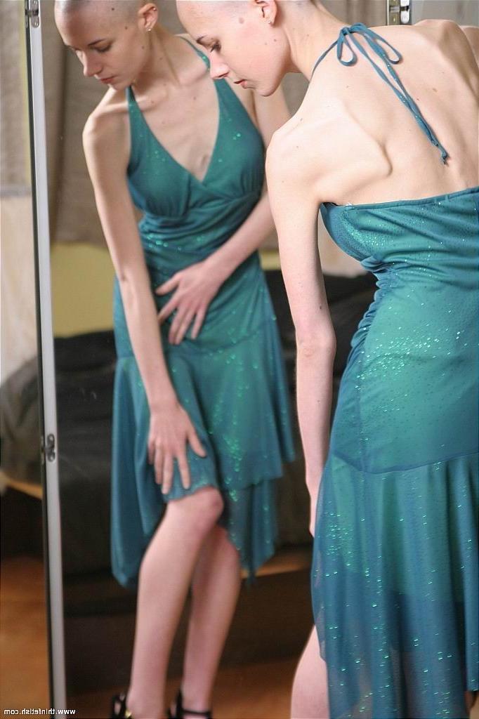 15P beautiful super skinny girl posing nude