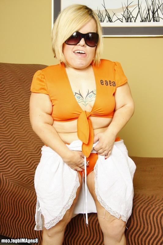 15P Sexy Midget Stella Marie Takes A Fast Ride