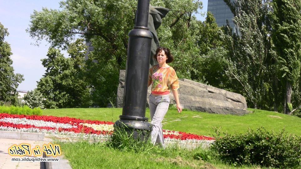 14P Pretty lady pees right through her jeans making them all wet and smelly