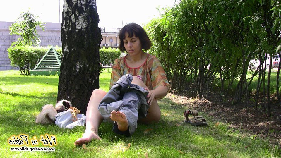 14P Pretty lady pees right through her jeans making them all wet and smelly