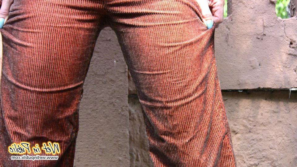 16P Two traveling girlfriends can't find the toilet and pee their pants