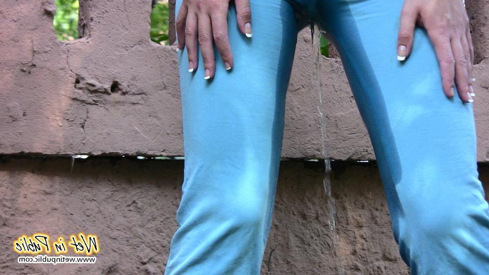 16P Two traveling girlfriends can't find the toilet and pee their pants