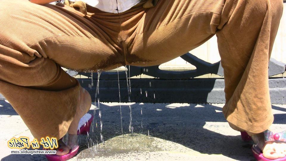16P Die Tussi macht sich so stark nass, als ob ein Wasserfall durch ihre Hose platzt