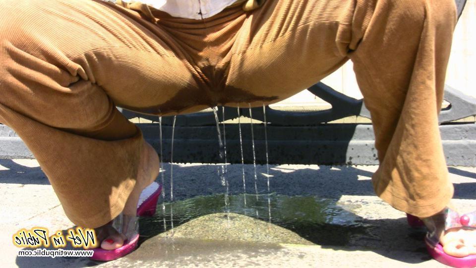 16P Die Tussi macht sich so stark nass, als ob ein Wasserfall durch ihre Hose platzt