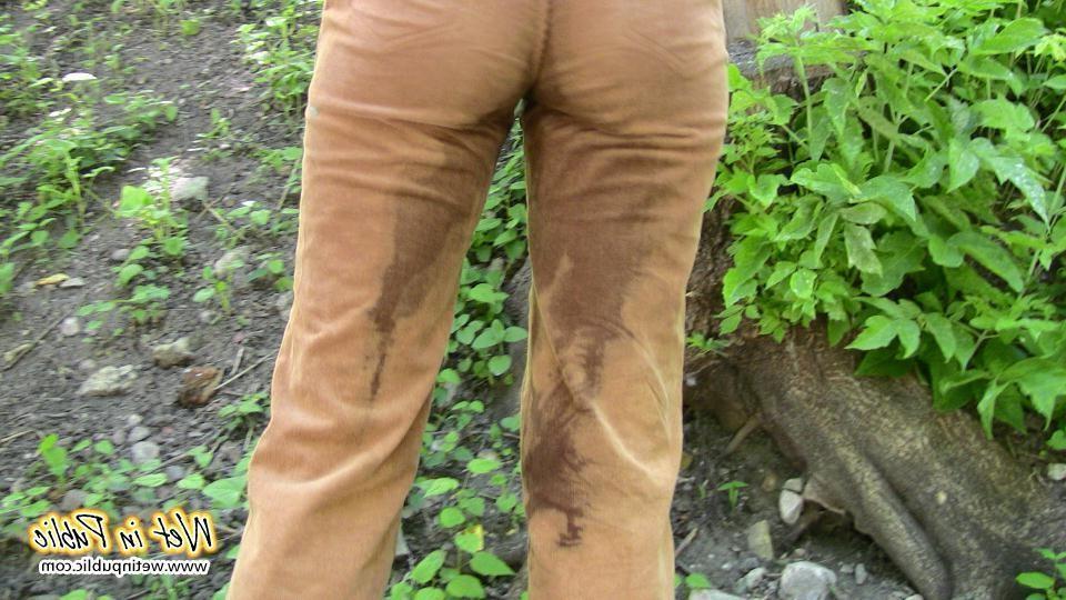 16P Die Tussi macht sich so stark nass, als ob ein Wasserfall durch ihre Hose platzt