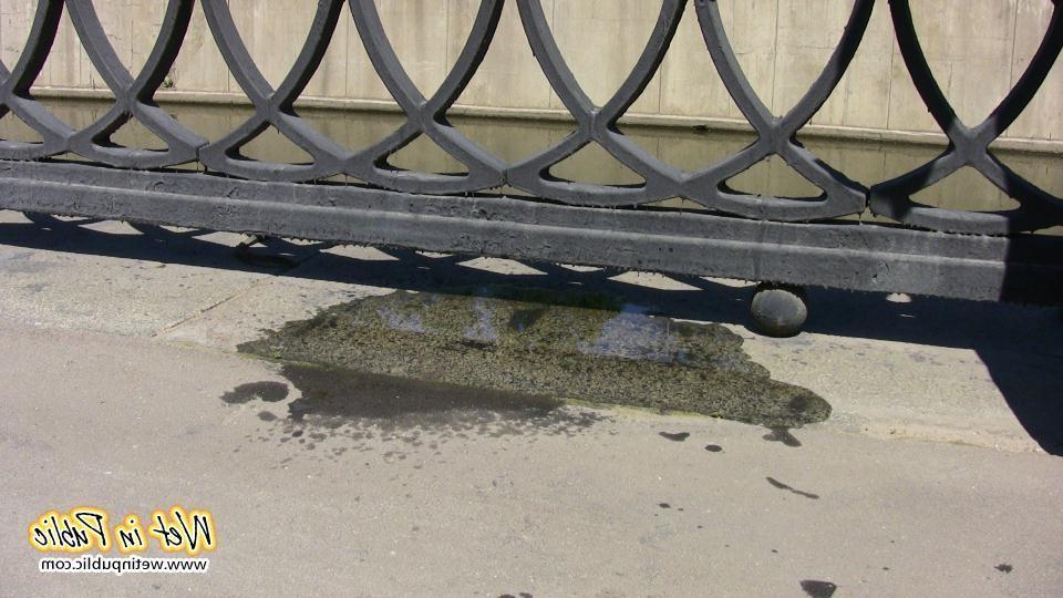 16P Die Tussi macht sich so stark nass, als ob ein Wasserfall durch ihre Hose platzt