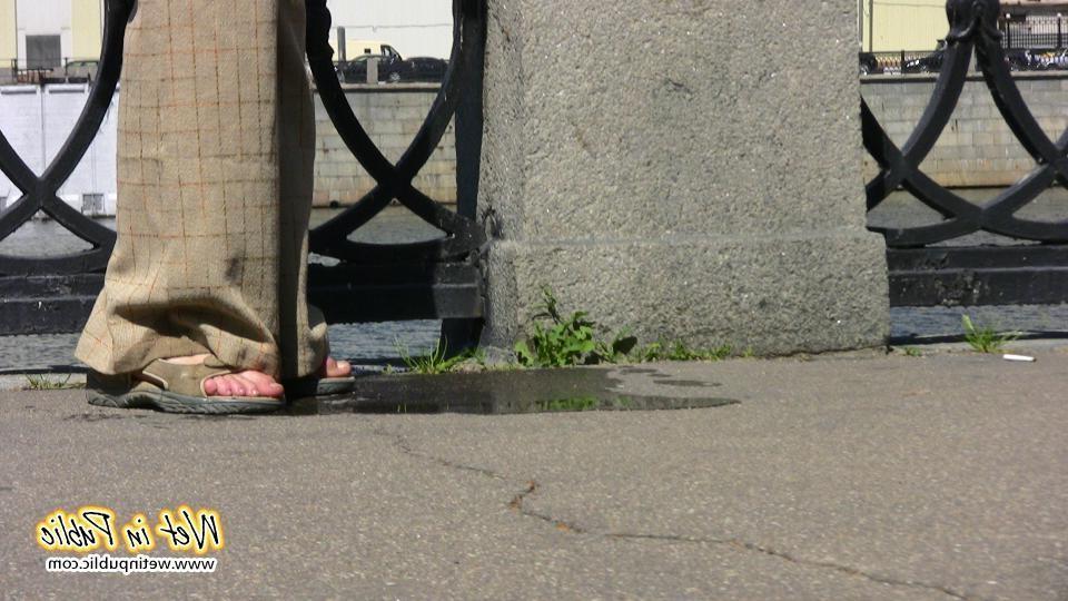10P Amateur pisser relaxes too soon and wets her pants on an embankment