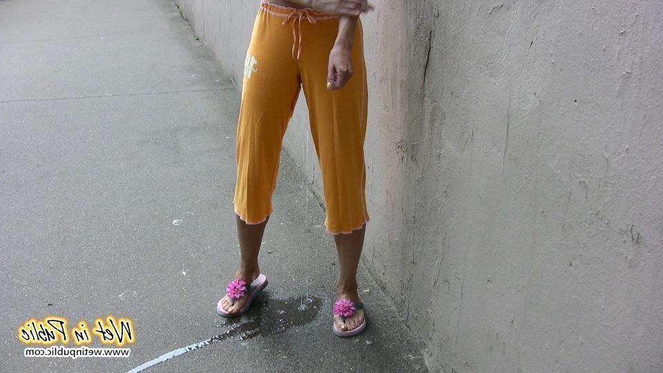 16P Cute amateur wets her orange breeches on the way home from the beach