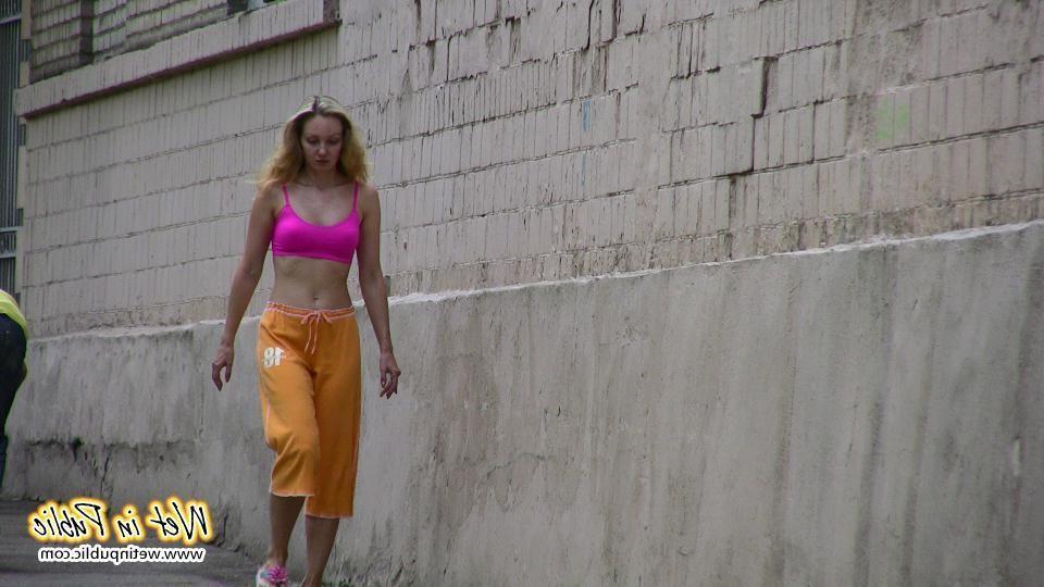 16P Cute amateur wets her orange breeches on the way home from the beach