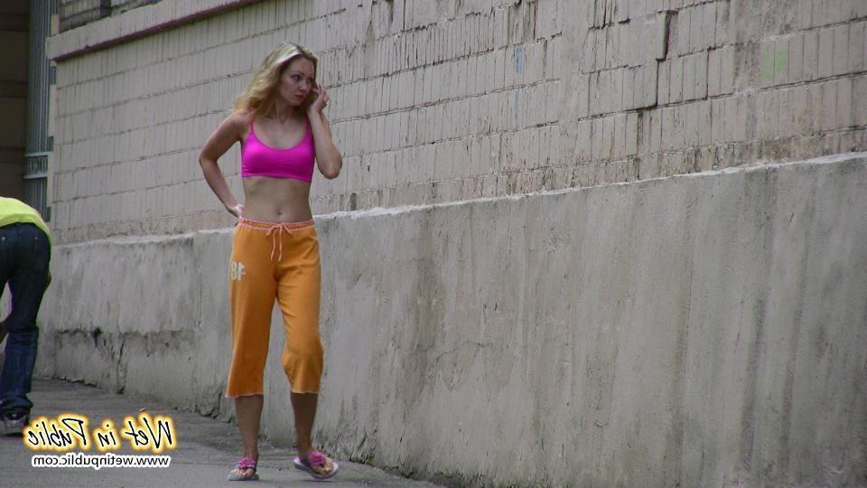 16P Cute amateur wets her orange breeches on the way home from the beach