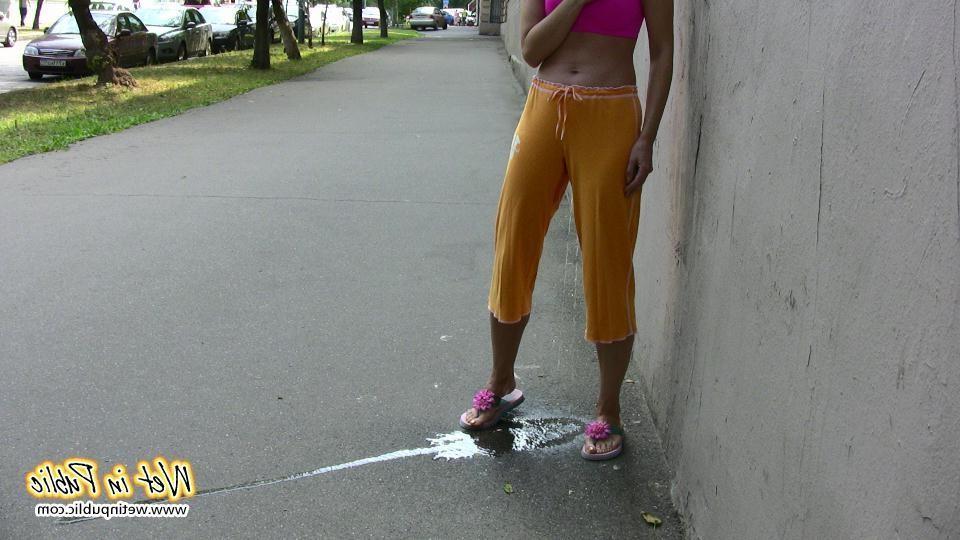 16P Cute amateur wets her orange breeches on the way home from the beach