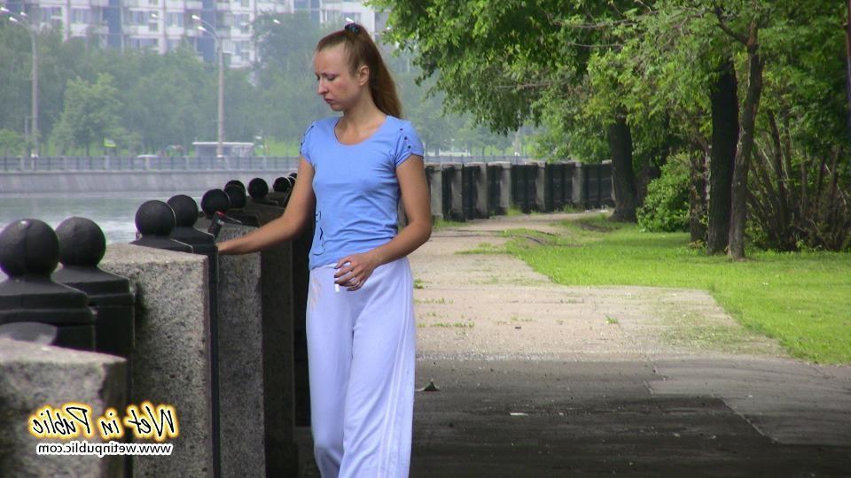 10P Once this cutie starts wetting herself outdoors she just can't stop