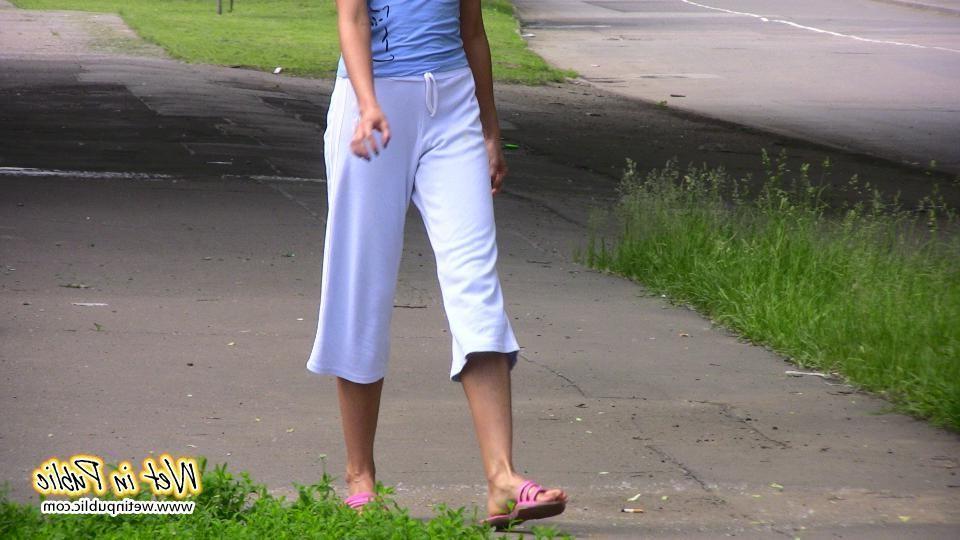 10P Once this cutie starts wetting herself outdoors she just can't stop