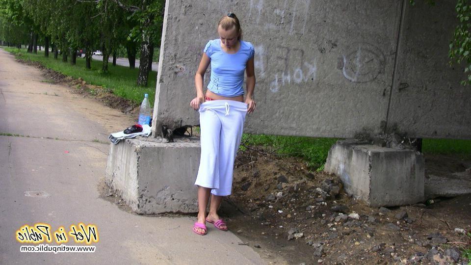 10P Once this cutie starts wetting herself outdoors she just can't stop
