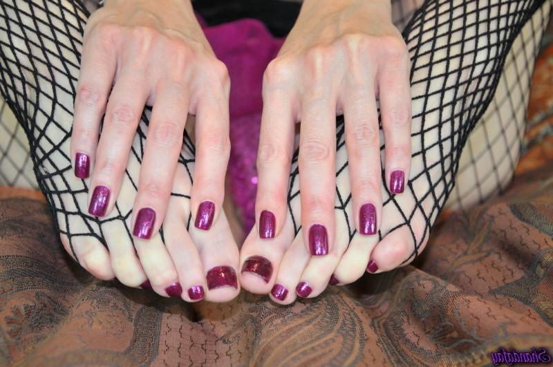 11P Shanda Fay shows off her nails and pussy