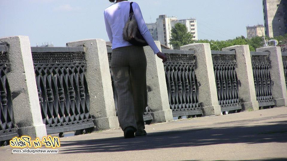 16P Amateur gal can't find a place to pee and wets herself on an embankment