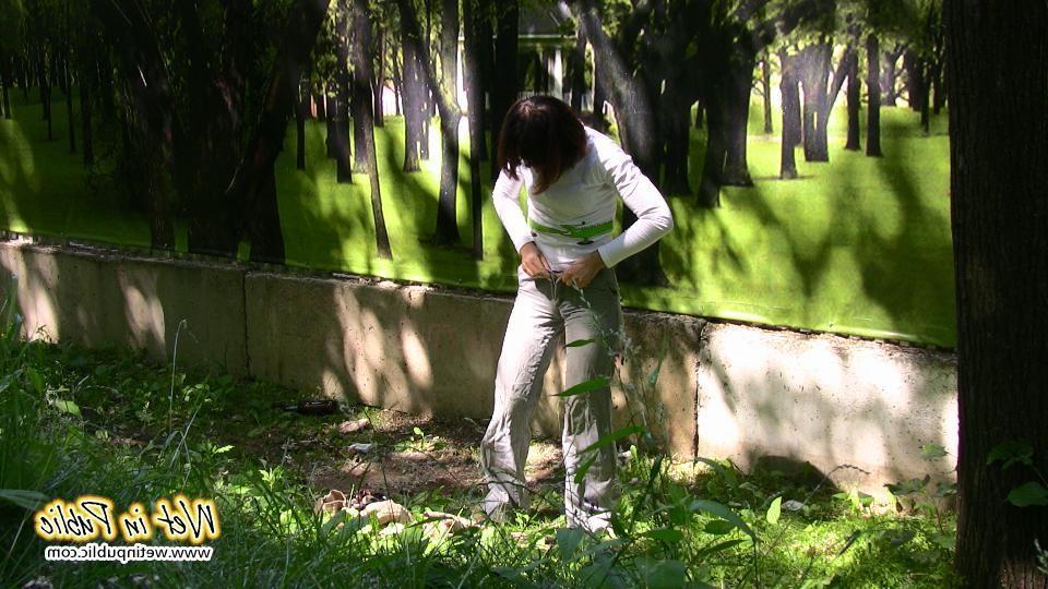 16P Amateur gal can't find a place to pee and wets herself on an embankment