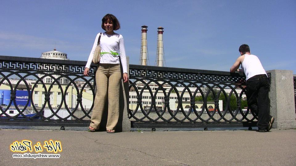16P Amateur gal can't find a place to pee and wets herself on an embankment