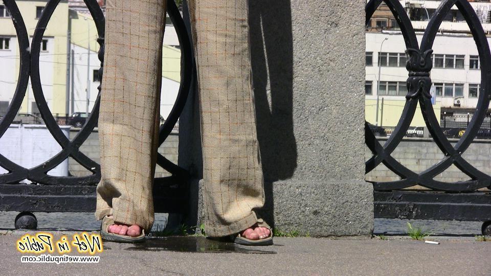 16P Amateur gal can't find a place to pee and wets herself on an embankment