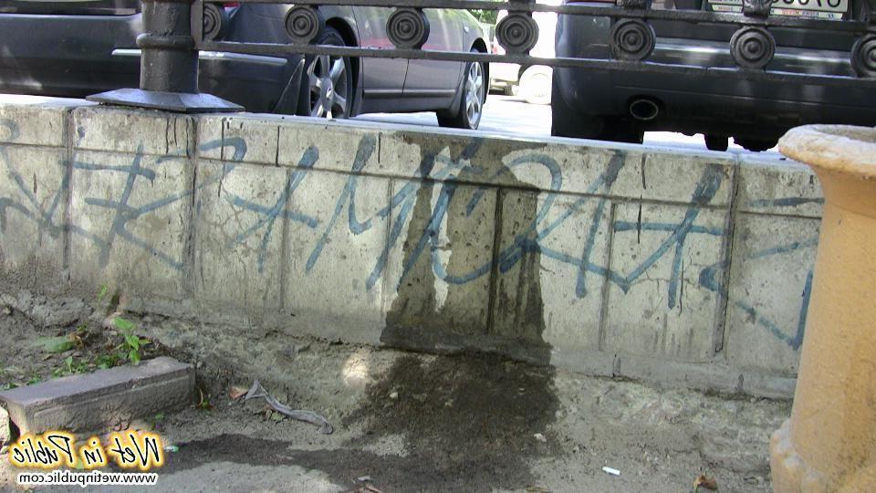 12P Pee necessity in public turned into a huge fail of a cutey in shorts