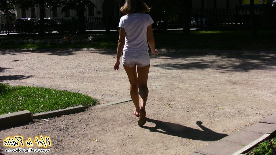 12P Pee necessity in public turned into a huge fail of a cutey in shorts